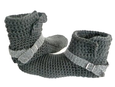 Paar dunkelgraue gehäkelte Herren-Hausschuhe mit hellgrauem Riemen und Schnalle