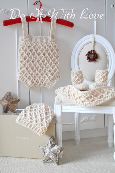 Detailliertes cremefarbenes Häkelset: Trägerstrampler, Mütze, Stiefelchen, Decke