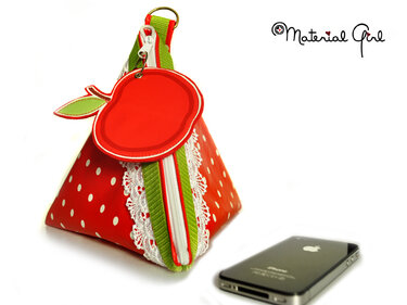 Verspieltes rotes Täschchen mit weißen Punkten, Spitzenband, grünem Reißverschluss und Apfel-Anhänger