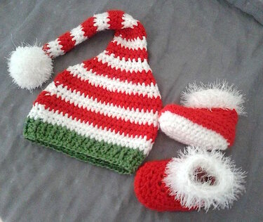 Gehäkelte rot-weiße Zipfelmütze mit Bommel und passende rote Babyschühchen mit flauschigem Rand