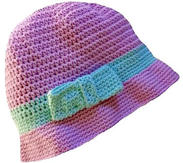 Gehäkelter lila Sonnenhut mit mintgrünem Band und Schleife