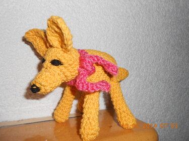 Gehäkelter gelber Amigurumi-Hund mit rosa Rüsche