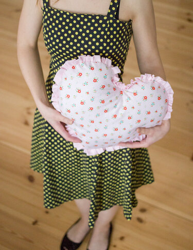 Kostenlose Nähanleitung - Herzkissen mit Rüschen - Nähen