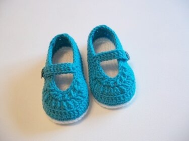 Türkise gehäkelte Mary-Jane Babyschuhe mit weißer Sohle