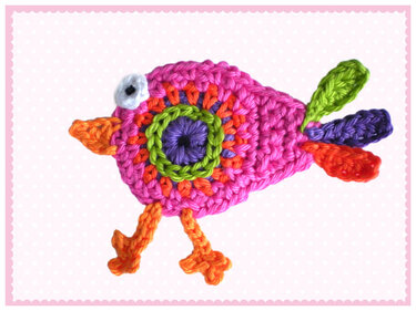 gehäkelte Vogel-Applikation in Pink, Orange, Lila und Grün