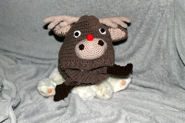 Gehäkelte Rentier-Babymütze mit roter Nase, Geweih und Ohrenklappen