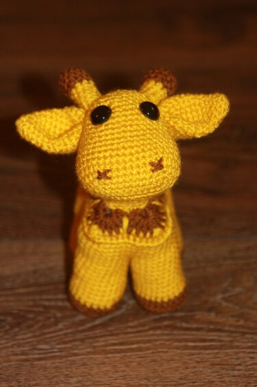 Vorderansicht gelbe Amigurumi‑Giraffe (Detailansicht)
