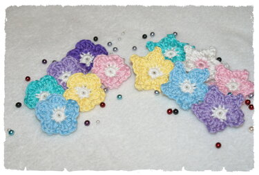 Kostenlose Häkelanleitung 2 Streublümchen / Applikation