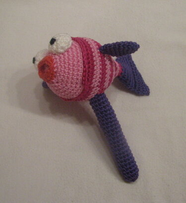 Gehäkelte Fischrassel in Rosa und Lila mit Griffstiel