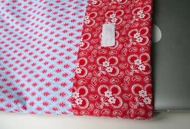 Zweifarbige genähte Hülle aus Anker- und Paisley-Stoff mit weißem Klettverschluss