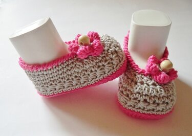 Beige-rosa gehäkelte Baby-Ballerinas mit Blume und Holzperle