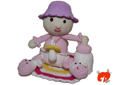 Rosa gehäkelte Amigurumi-Babypuppe mit lila Hut, Schnuller und Fläschchen