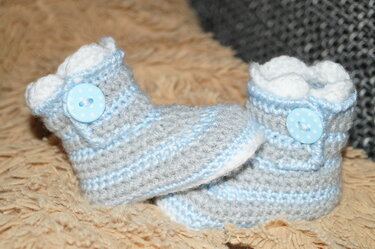 Gehäkelte Babyschuhe grau und hellblau mit gepunktetem Knopf