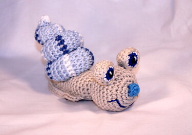 Beige gehäkelte Schnecke mit hellblauer Spiralschale, Amigurumi