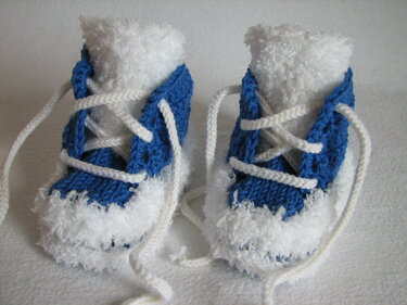 Handgestrickte Babyschuhe in Blau und Weiß mit Schnürsenkeln