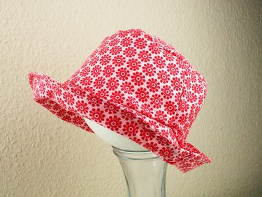 Genähte geblümte Mütze mit umgeschlagenem Rand als Nähbeispiel