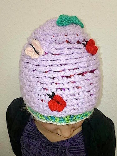 Handgehäkelte helllila Mütze mit roten Apfel-Applikationen, Schmetterling und grünem Blatt