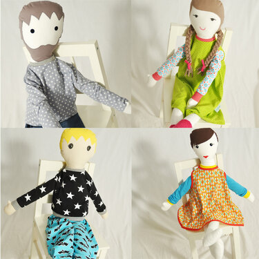 Vier genähte Puppen in verschiedenen Schnitten und Kleidern, sitzend auf weißen Stühlen