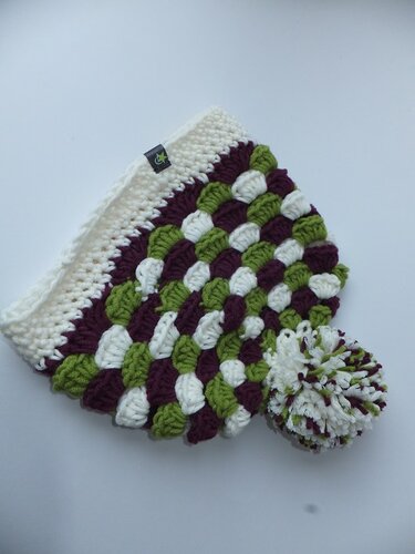 Mehrfarbige Unisex‑Häkelmütze in Weiß, Grün und Bordeaux mit Rippenbündchen und Bommel