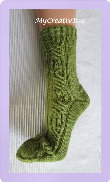Moosgrüne handgestrickte Socke mit Zopfmuster, Seitenansicht