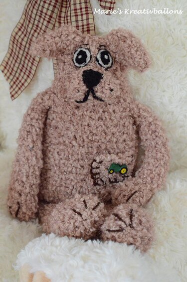 Flauschiger gehäkelter Amigurumi‑Hund mit Traktor‑Applikation