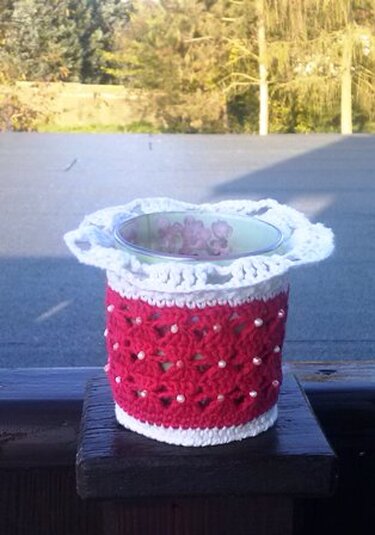 Rotes gehäkeltes Glascover im Lochmuster mit weißem Abschluss und Perlen