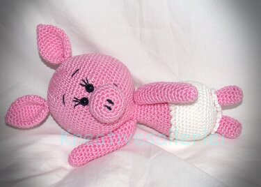 Rosa gehäkeltes Amigurumi‑Schwein mit weißem Röckchen