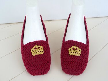 Bordeauxfarbene gehäkelte Ballerinas mit goldener Kronen-Applikation auf Schuhformern