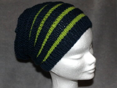 Dunkelblaue Slouch-Beanie mit drei leuchtend grünen Querstreifen auf Styroporkopf, seitliche Ansicht.