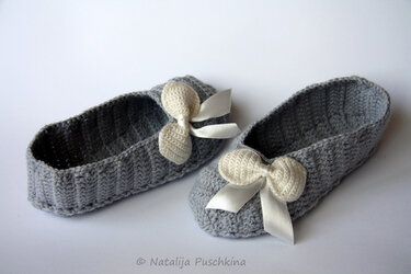 Gehäkelte graue Damen-Ballerinas mit cremefarbener Schleife