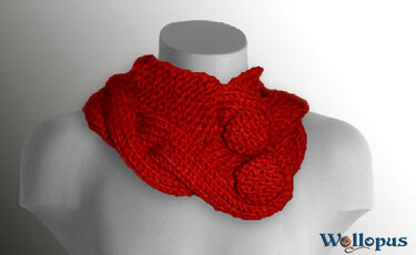 Roter gestrickter Kragenschal mit Noppenmuster an einer Schneiderpuppe