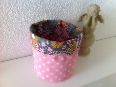 Rosa Stoffkorb mit weißen Punkten und floral gemustertem Innenfutter