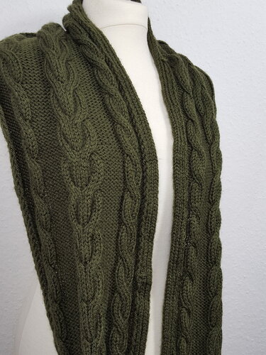 07 Strickanleitung XXL Loop Zopfmuster grün