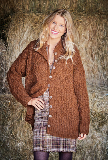Oversize-Jacke mit Zopf-Ajourmuster in Braun - Bild 5