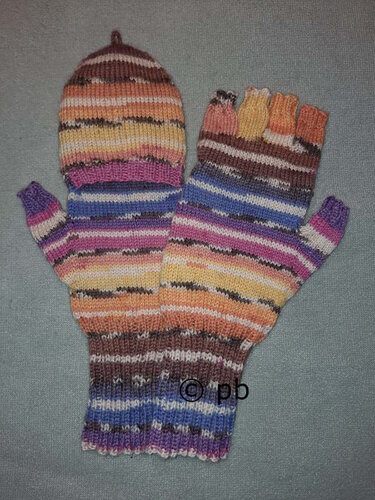 Gestrickte, gestreifte Handschuhe mit umklappbarer Kappe in Braun, Orange, Gelb, Lila und Blau; ein Handschuh fingerlos, der andere als Fäustling.