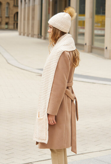 Schal mit Taschen und Mütze in Wollweiß - Stricken