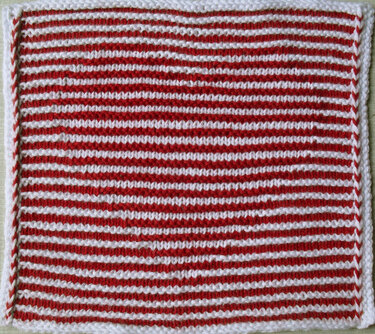 Quadratisches Strickmuster mit schmalen roten und weißen Streifen und weißem Rand