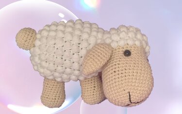 Gehäkeltes Amigurumi-Schaf in Weiß und Beige mit Noppenkörper