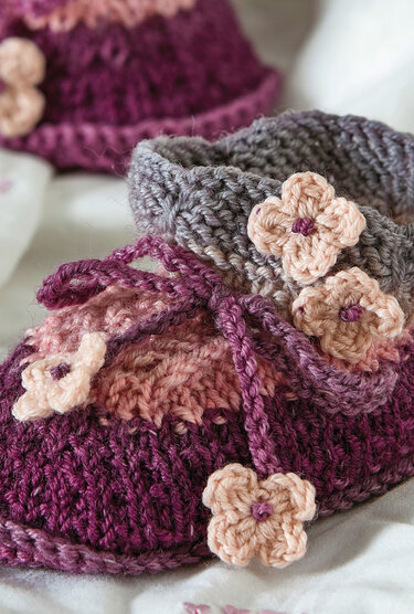 Babyschuhe mit gehäkelten Blümchen - Häkeln