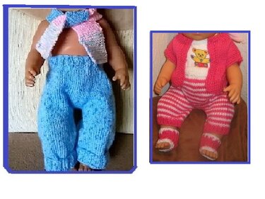 Gestrickte Puppenkleidung: blaue Latzhose und rosa-weiß gestreiftes Set mit Jacke und Hose
