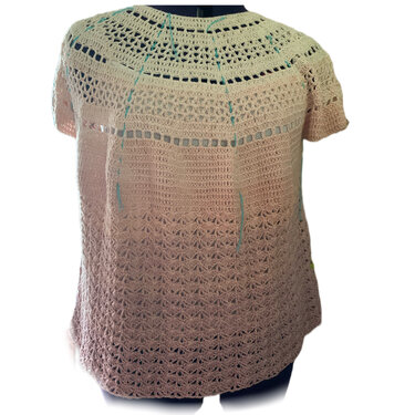 Gehäkeltes Damen-Kurzarmshirt in pastelligen Creme- und Rosatönen mit offener Passe und Muschelstich am Saum