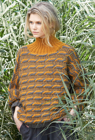 Quer gestrickter Pulli im Hebemaschenmuster in Ocker und Grau - Stricken