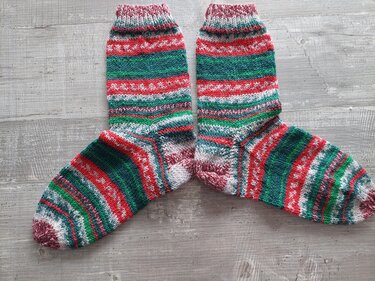 Mehrfarbige Ringelsocken mit Kontrastferse und variierenden Streifen