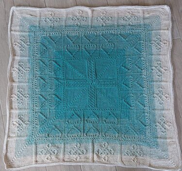 Quadratische Häkeldecke in Türkis und Creme mit Reliefmuster und Farbverlauf