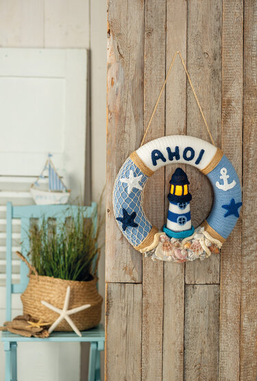 Gehäkelter maritimer Türkranz mit Muscheln und Leuchtturm - Häkeln