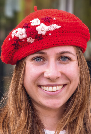 Gehäkelte Baskenmütze in Rot mit Häkelblüten - Bild 4