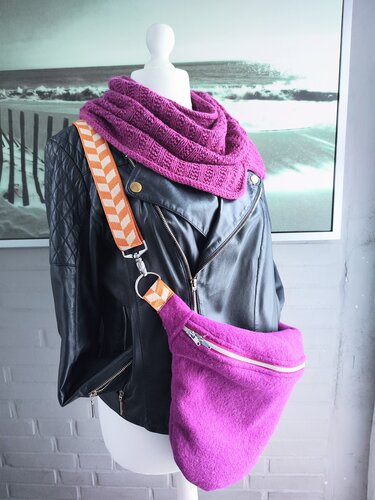 Schaufensterpuppe mit magentafarbenem gestricktem Loopschal, schwarzer Jacke und Bauchtasche