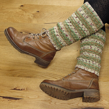 Braune Schnürstiefel mit grünen und beigen gestrickten Beinstulpen