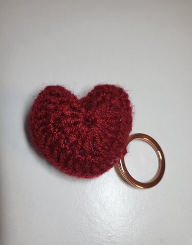 Süßer Herzschlüsselanhänger - Häkeln