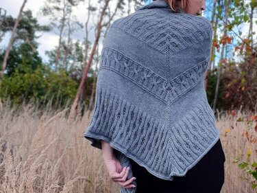 "Vida Fog" Schritt-für-Schritt-Strickanleitung für ein Dreieckstuch